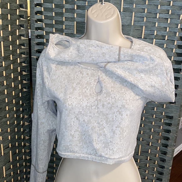 Gym Shark Knit Top with thumb holes - Picture 3 of 6